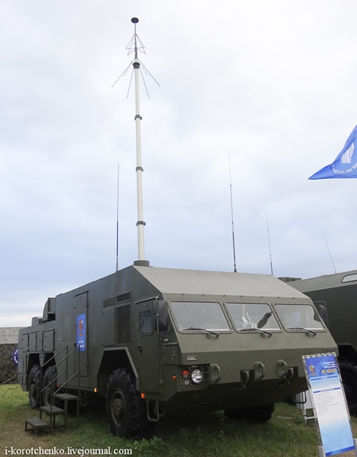 Колесный ЗРК "Бук-М2Э" и контейнерный комплекс ракетного оружия на "МАКС-2013"