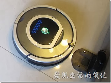 【iRobot Roomba 780】掃地機器人打掃及自動回到充電座的情形。