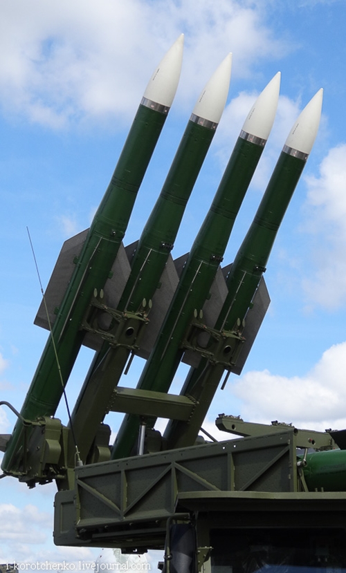 Колесный ЗРК "Бук-М2Э" и контейнерный комплекс ракетного оружия на "МАКС-2013"