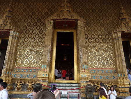 Obiective turistice Bangkok: intrare templul lui Buda de Smarald