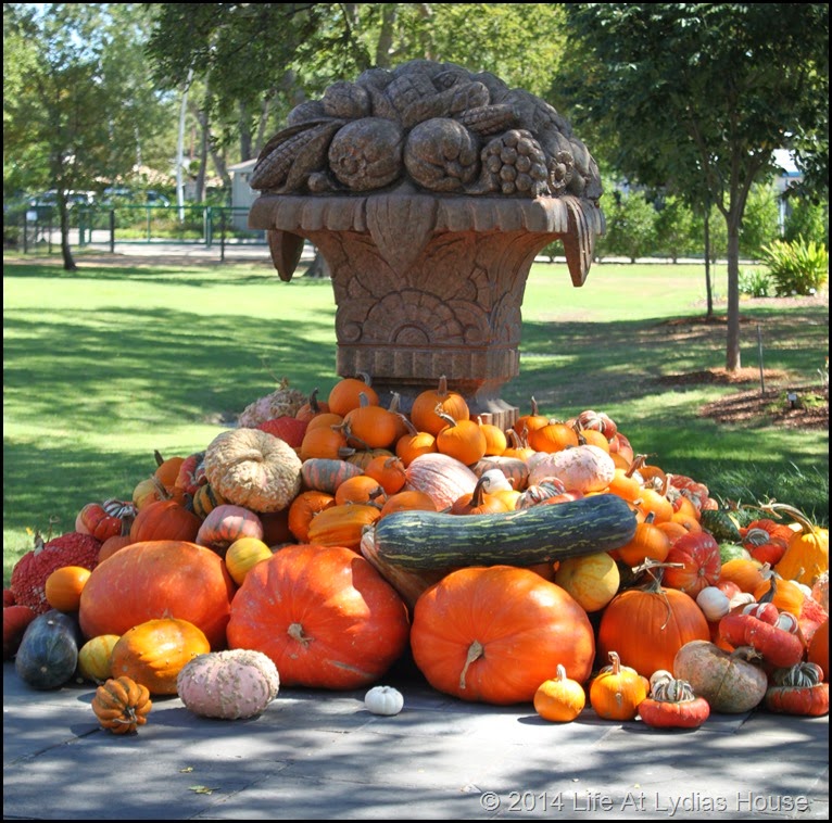Dallas Arboretum - pumpkin festival-della robia urn