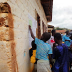 Des enfants et des adultes consultent les résultats des élections présidentielle et législatives dans un bureau de vote de Matadi (Bas-Congo), le 29 novembre 2011. Radio Okapi