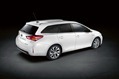 2013-Toyota-Auris-Touring-Sports-13