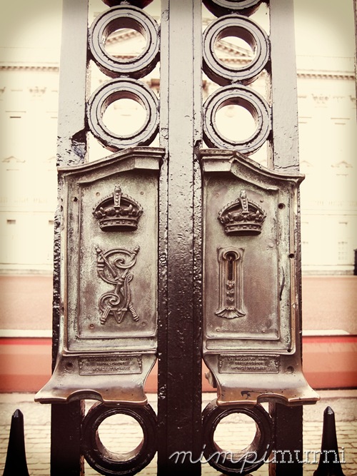 Do you happen to have the keys to Buckingham Palace's gates? Would've been awfully useful when we were there...    