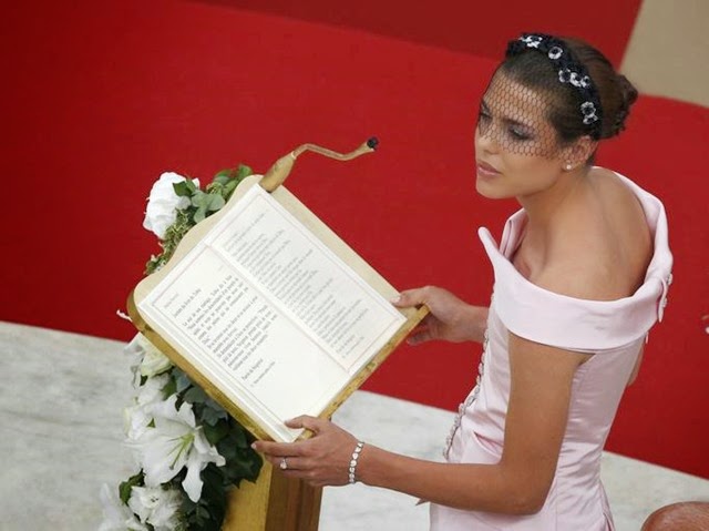 La hija de la princesas Carolina de Mónaco, Carlota Casiraghi, se prepara para leer durante la boda