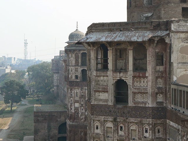 [800px-Facades_along_the_walls_of_Lahore_Fort%255B3%255D.jpg]