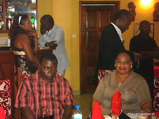 En avant-plan, de gauche à droite, Ilo Pablo et son épouse, lors d'une reception organisée à Kinshasa, mercredi 19 août 2009, à l'occasion de la sortie de prison d'Evoloko Photo afriquechos.ch
