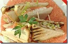 Sandwich con salmone, lattuga, ricotta e gazpacho