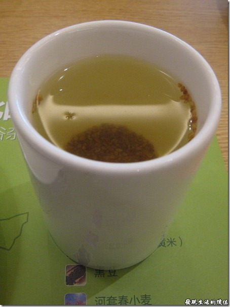 上海-西貝攸面村。苦蕎茶，喝起來沒什麼味道，不過據說可以去油膩、預防血管硬化，因為所有的苦蕎種子都沉到杯子的底下，所以越喝到下面，味道才會越濃。