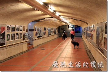 瑞芳火車站的地下道有那麼點古色古香的味道，走到內的牆壁上也掛滿了老照片，可惜沒空欣賞。