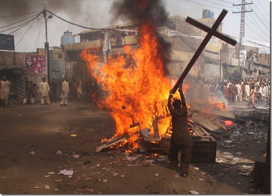 Muslims desecrate Church Lahore, Pakistan 3-9-13