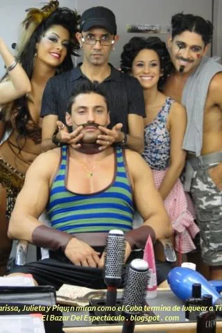 Larissa, Julieta y Piqu¡n miran como el Cuba termina de luquear a Tito.JPG