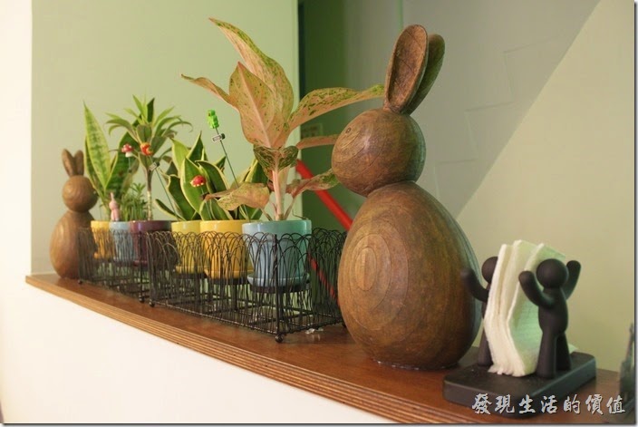 台南-左右咖啡蔬食。二樓樓梯間的裝飾品。
