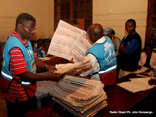 Dépouillement des bulletins de vote pour des candidats aux élections de 2011 en RDC, en présence des temoins le 28/11/2011 à Kinshasa. Radio Okapi/ Ph. John Bompengo
