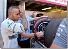 Hamilton guarda le gomme Pirelli