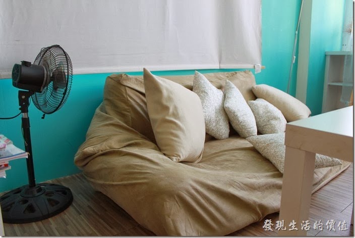台南-Season_Cafe。大熊布偶的對面有個懶骨頭沙發，很是很多人的最愛，可以隨便你愛怎麼坐怎麼躺都可以。