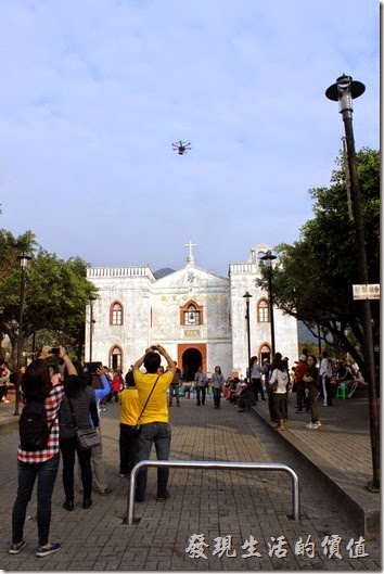 屏東-萬金教堂。拜訪當天天空上不時有攝影直昇機徘徊，這直昇機反而還成了遊客們拍照的重點。