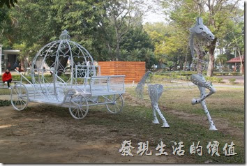 今年2014台南公園百花祭的主角白色的「幽靈馬車」。