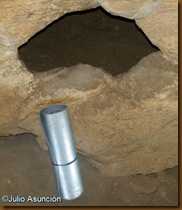 Cueva de los Moros - Paso circular en la roca entre salas