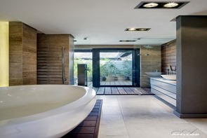 Casa pearl valley 276 / Antoni Associates baño-moderno-paredes-revestidas-madera