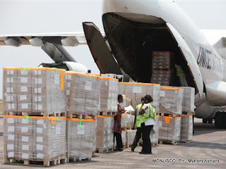 Des agents déchargent des kits électoraux à l'aéroport de N'djili (Kinshasa), le 16/09/2011. MONUSCO/ Ph.  Myriam Asmani