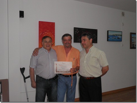 Juan Muia.entrega diploma. 011