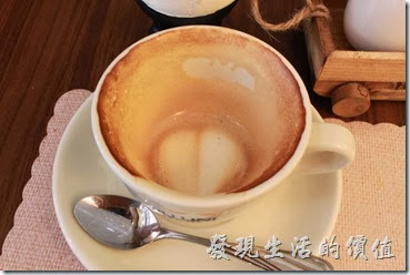 台南-巴娜娜早午茶趣。這是我點的熱拿鐵咖啡，咖啡味道還蠻濃的，但稍微有一點點苦。