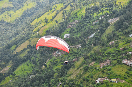 Obiective turistice Nepal: Zbor cu parapanta la Pokhara