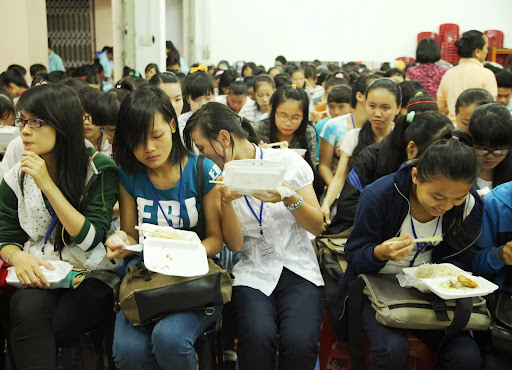 Các thí sinh ăn sáng trước khi đến trường thi