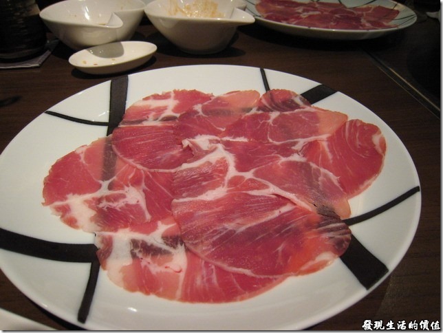 台北新光三越-紅豆食府●壽喜燒。鍋物的「黑毛豬肉」。豬肉吃起來還好，聽其他人說牛肉不錯吃。