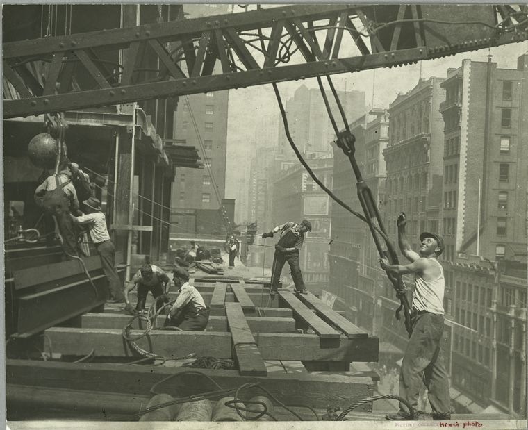 [Workers-guiding-hoisting-cable-19314.jpg]