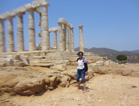 Abril G. Karera en el Templo de Poseidón, Cabo Sunión, julio 2012