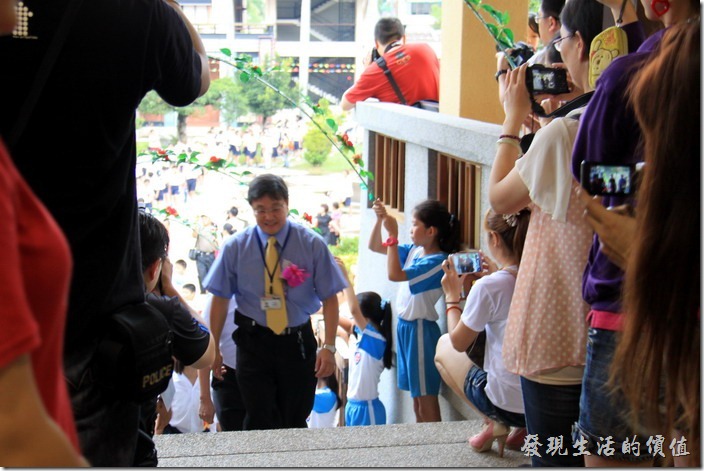 畢業生由校長蔡東峰帶領進場典禮會場。前面擠了一堆家長，我也是其中之一啦！