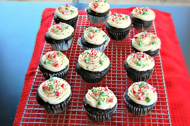 [Chocolate%2520Cupcakes%2520with%2520Cream%2520Cheese%2520Frosting%2520%25281%2529%255B3%255D.jpg]