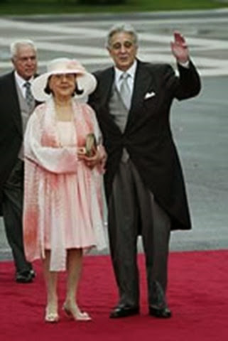 Plácido Domingo junto a su esposa
