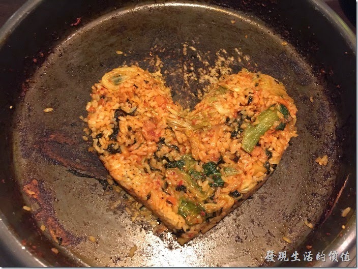 台北-紅通通韓國平價料理。把這個【心型】外觀的拌飯轉過來再拍一張。