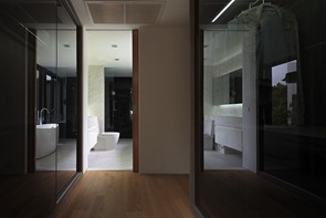 Casa YAK01 Tailandés / Ayutt y Associates Design baño-de-diseño