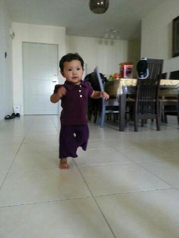 Seronok melihat Baby Auni berjalan