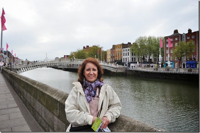 Dublin. Carmen en Aston Quay. Junto al rÇio Liffey, al fondo Ha Penny's Bridge - DSC_0493