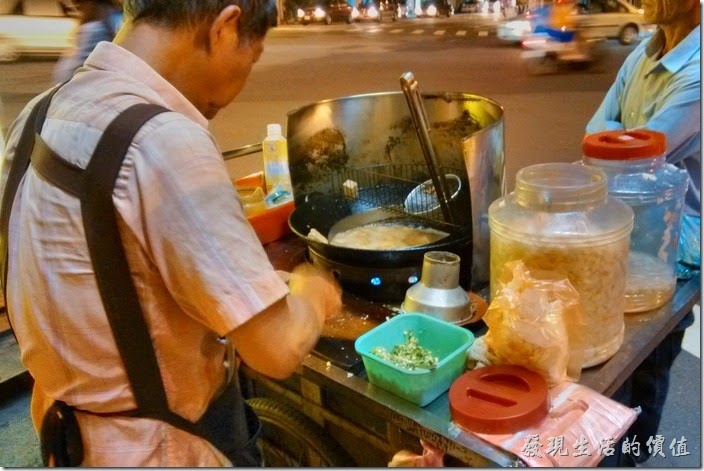 台南-無名臭豆腐。阿伯正熟練的把大塊的臭豆腐撈上來切著四塊小丁再放下去油炸。