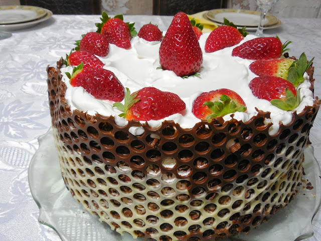 Tort cu ciocolata alba, frisca si fructe
