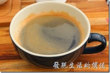台南-晚起餐館(getlate)。熱焙綠茶（茶包）與現磨熱美式咖啡。咖啡的味道蠻順口的，應該不是重烘培，喝得時候嘴尾有一點點涼涼的。