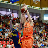 Andrei Mandache incearca sa inscrie doua puncte in meciul de calificare la Eurobasket Slovenia 2013, dintre Romania si Olanda disputat in Sala Transilvania din Sibiu, miercuri 15 august 2012.