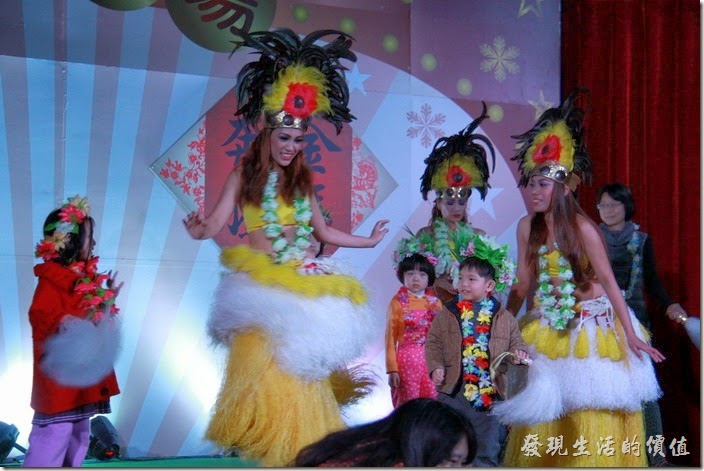 花蓮-理想大地渡假村-異國風情晚會。舞蹈人員正在與遊客互動，遊客們也躍躍欲試準備與舞者PK草裙舞。