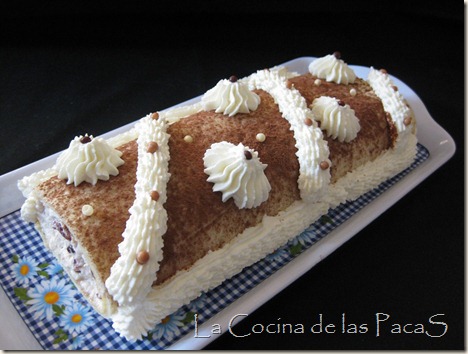 brazo gitano relleno de cerezas con nata (1)