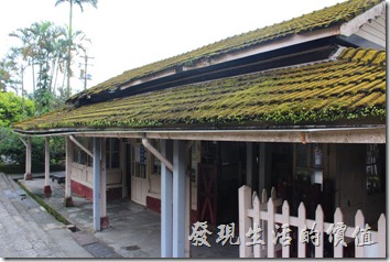 菁桐火車站建於1929年，依舊保持著日式建築的迷人風采，被列入臺灣歷史百景之一。裡頭還保存著完整的木造長椅、老柵門剪票口，尤其是屋瓦上的青苔。
