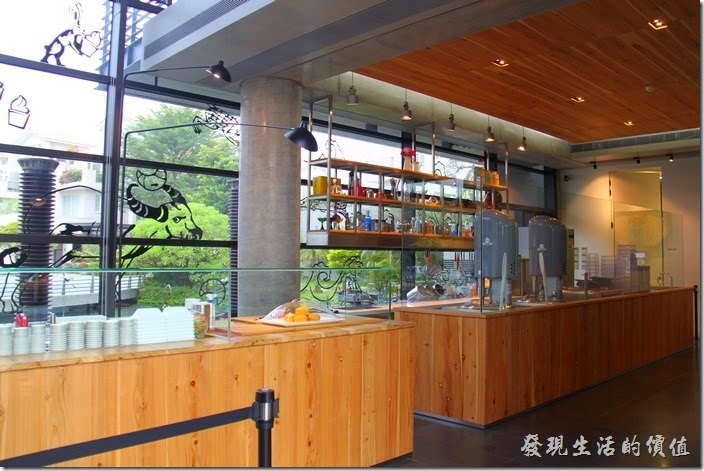 台南-白台南安平-白鷺灣 蜷尾家 經典冰淇淋的一樓櫃台及廚房，這裡也有麵包販賣。