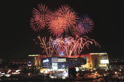 圖為2011夢時代跨年煙火秀,璀璨非凡。(高雄市新聞局提供).jpg
