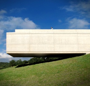 arquitectura voladiza en hormigon