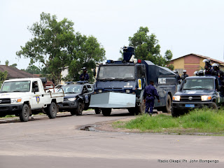 La police d’intervention le 8/12/2011 à l’entrée de la 10ème rue à Kinshasa-Limete le long du boulevard du Lumumba. Radio Okapi/ Ph. John Bompengo